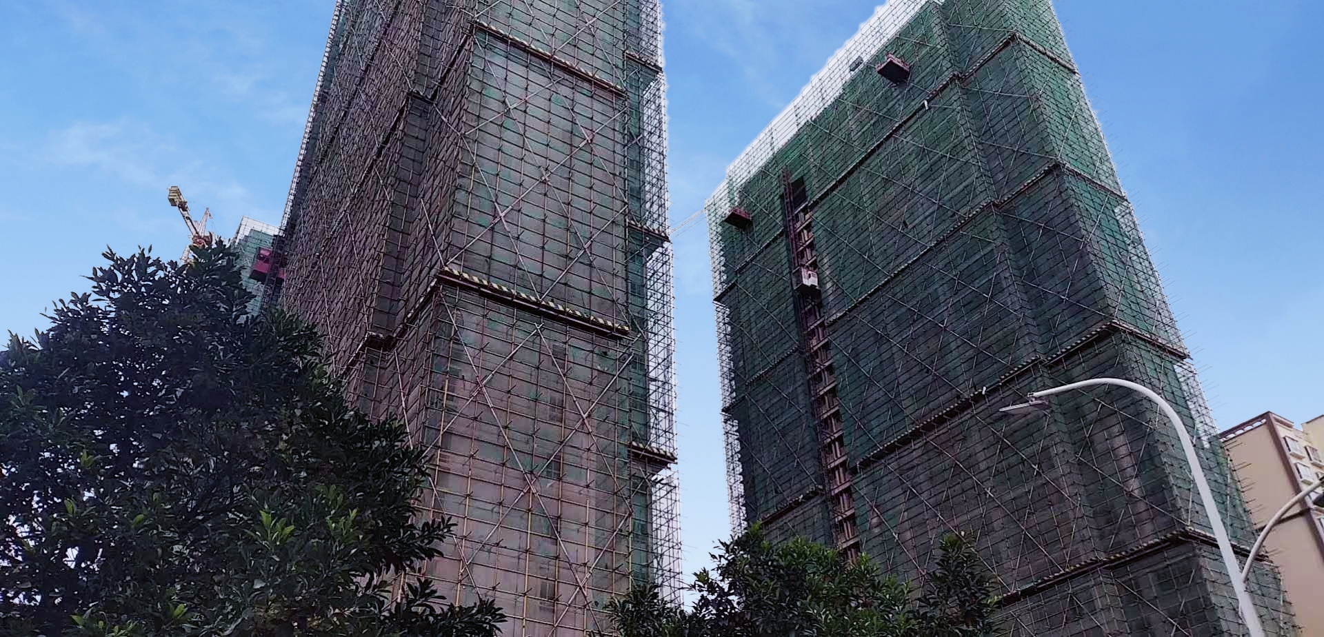 發(fā)霉舊外墻能用仿石漆翻新嗎？華喆給你答案！