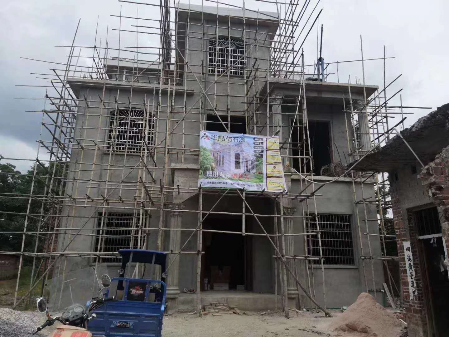 瓷磚外墻翻新仿石漆需要鏟掉瓷磚嗎？